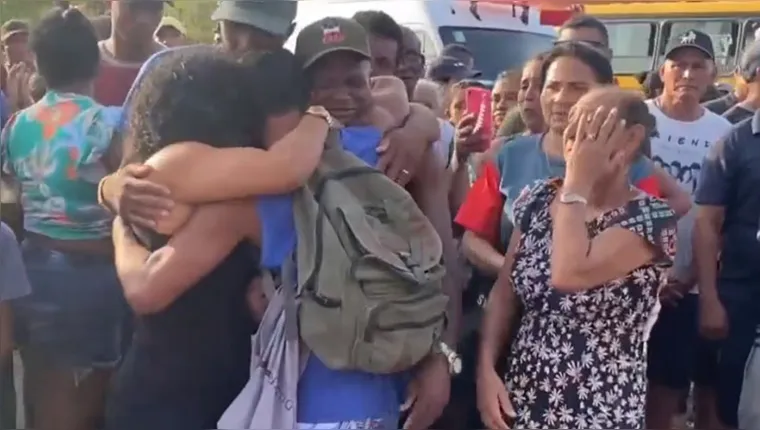 Imagem ilustrativa da notícia Vídeo: emoção toma conta de cidade com a chegada de corpos