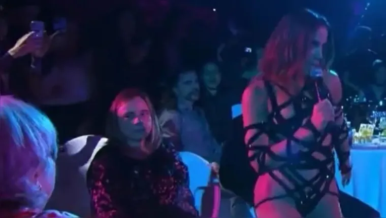 Imagem ilustrativa da notícia Vídeo: mulher se afasta de Anitta em apresentação na Espanha