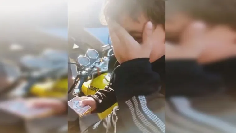 Imagem ilustrativa da notícia Vídeo: Garoto chora ao tirar figurinha de Lionel Messi