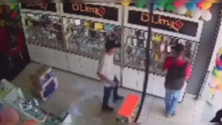 Imagem ilustrativa da notícia Vídeo:
assaltantes levam cerca de R$ 50 mil em celulares
