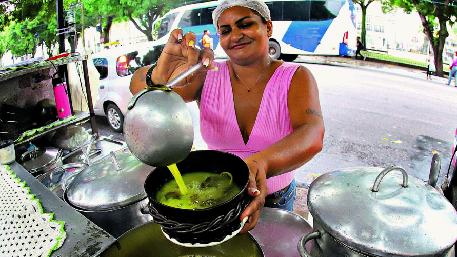 Regiane (acima) e Mariana (abaixo) gastam cada vez mais com o gás para manter venda de comidas Regiane (acima) e Mariana (abaixo) gastam cada vez mais com o gás para manter venda de comidas