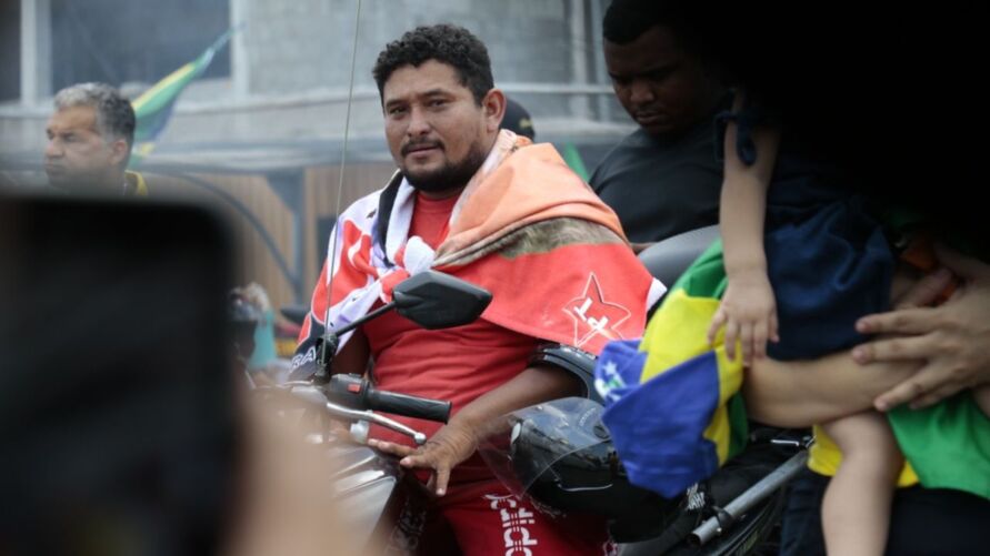 Homem se "veste de PT e Lula" para ato de Bolsonaro em Belém