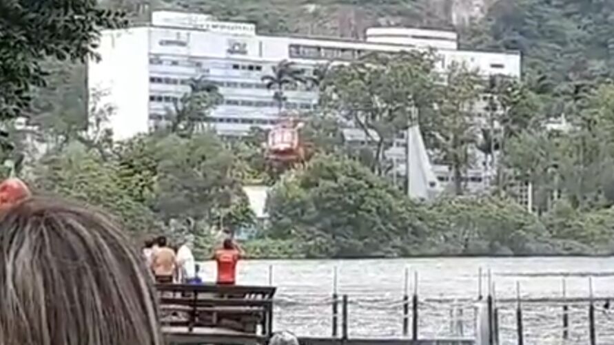 Helicóptero cai na Lagoa Rodrigo de Freitas, no Rio