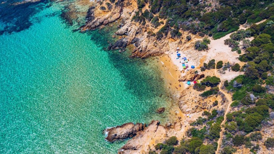 A ilha tem cerca de 2 mil km de litoral e é a segunda maior do Mediterrâneo