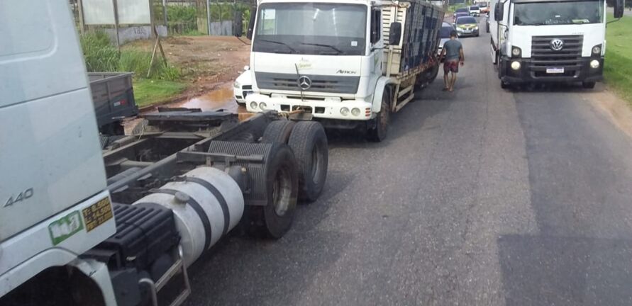Caminhão perde rodas e complica trânsito na BR-316