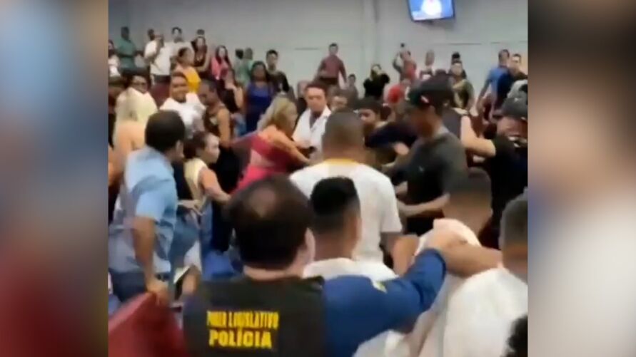 O presidente em exercício, vereador Josemir Santos (PROS) encerrou a reunião parlamentar antes do término da pauta oficial.