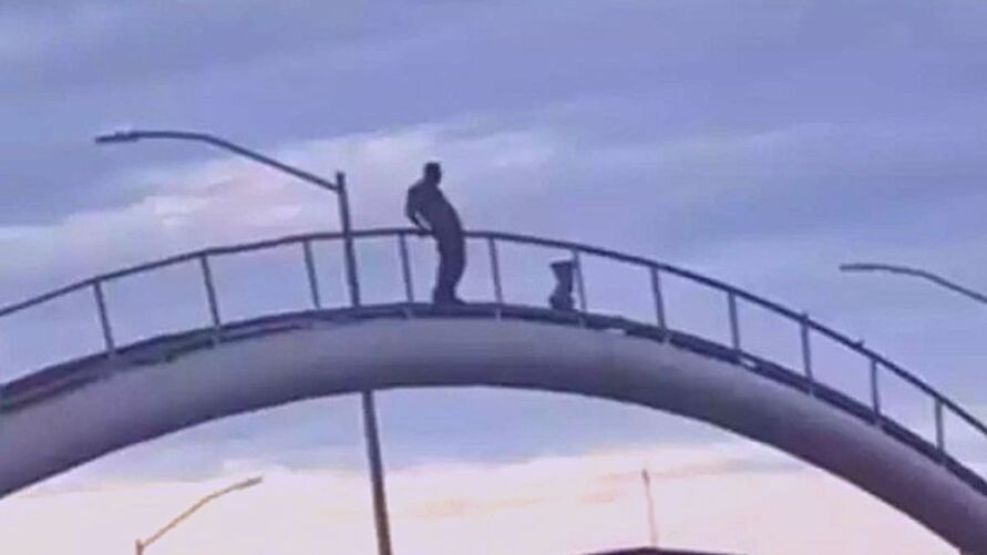 Homem pula de ponte e grita: “Exército, salve o Brasil”
