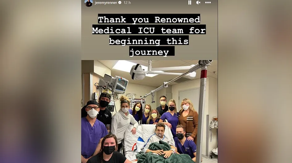 O ator Jeremy Renner postou uma foto em uma rede social particular agradecendo os cuidados da equipe médica