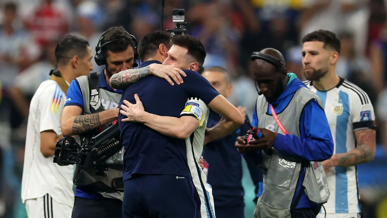 Técnico Scaloni e craque Messi, festejando o título argentino