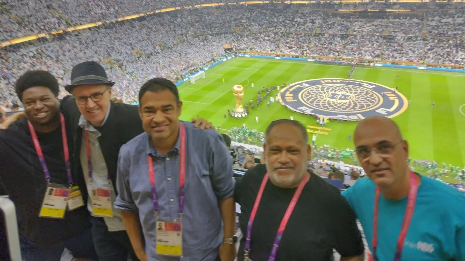 Final em Lusail e último dia da cobertura no Qatar. Hora de juntar os amigos, novos e velhos, de tantas andanças pelo mundo. Na foto, com Luiz Antônio Prósperi (de chapéu) e Marcos Paulo Lima, do Correio Braziliense, e mais dois companheiros.