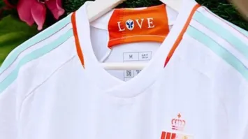 Menos amor: uniforme belga tem a palavra love escrita