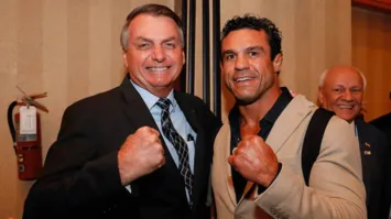 O presidente Jair Bolsonaro e o lutador Vitor Belfort durante evento, em Brasília.