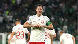 Lewandowski marca, Szczesny defende pênalti e Polônia conquista primeira vitória na Copa do Mundo FIFA.