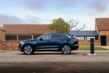 Imagem ilustrativa da notícia Jaguar F-Pace agora é híbrido na linha 2023