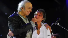 Erasmo Carlos participou do show de 50 anos de carreira de Roberto Carlos.