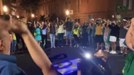 Golpistas reunidos em frente a um quartel em Porto Alegre "pedem ajuda a extraterrestres".
