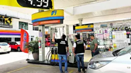 Ação de fiscalização ocorreu em cinco postos de combustíveis da capital. Dois deles receberam auto de infração