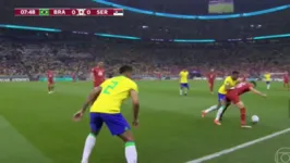 Imagem ilustrativa da notícia Vídeo: Neymar fica sem camisa após disputa de bola