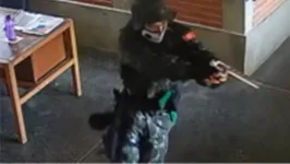 O adolescente disse em depoimento à polícia que manuseava a arma do pai escondido e se preparou para o ataque assistindo vídeos na internet.