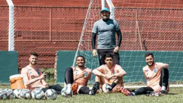 Preparador de goleiros Ronaldo (centro) deve deixar o profissional do Paysandu e ir trabalhar nas categorias de base do clube