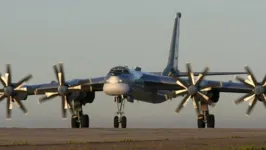 Imagem do bombardeiro T-95MS durante decolagem na Rússia.