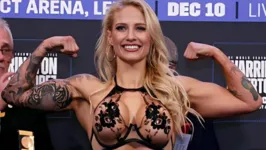 A lutadora Ebanie Bridges, conhecida como Blonde Bomber