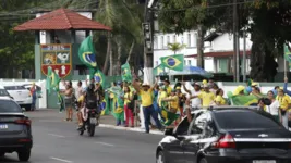 Golpistas se reúnem em frente ao 2º Bis, na avenida Almirante Barroso, pedindo intervenção militar após vitória de Lula nas urnas.