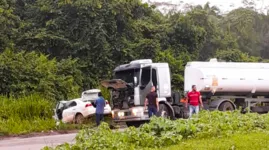 Motorista não viu que carreta estava tomando parte da pista e acabou batendo