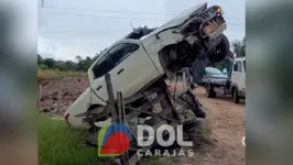 Caminhonete conduzida pela vítima ficou pendurada na porteira de uma fazenda