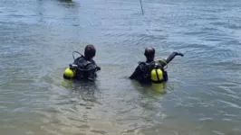 Bombeiros buscam por jovem desaparecida em rio