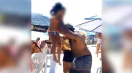 O agressor é o próprio pai das crianças, que teria ficado irritado depois das filhas sumirem na praia