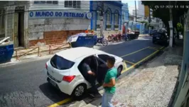 A vítima entrou no carro de aplicativo quando foi surpreendida pelo suspeito