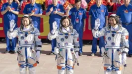 Astronautas chineses em cerimônia que antecedeu lançamento da missão espacial Shenzhou-14; da esquerda para a direita: Chen Dong, Liu Yang e Cai Xuzhe.