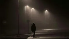 Maioria dos brasileiros se sentem inseguros de andar sozinhos à noite nas ruas.
