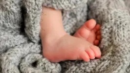 O bebê de um ano foi encontrado ao lado da mãe, que estava nua