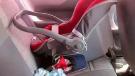 Criança foi encontrada morta no assoalho do veículo.