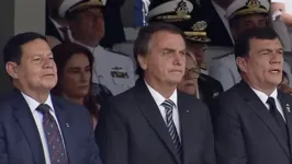 O vice-presidente Hamilton Mourão, o presidente Jair Bolsonaro e o ministro Paulo Sérgio Nogueira (Defesa) durante evento do Dia do Marinheiro, nesta terça-feira (13), em Brasília.