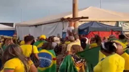 Golpistas "crucificam" jovem durante circulo de oração em frente ao QG do Exército, em Brasília.