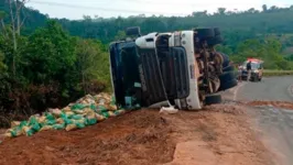 Carreta carregada de grãos tombou na manhã desta terça-feira (13)