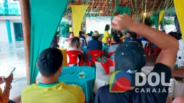 Os torcedores se reuniram em bares, restaurantes, centros de festas e em casa de amigos e familiares para torcer pela seleção