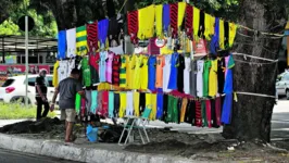 Frank Ribeiro comercializa há 12 anos camisas de times europeus, nacionais e da seleção brasileira