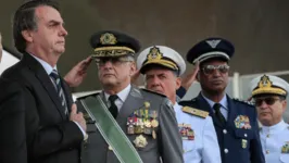 Presidente Jair Bolsonaro e os comandantes de Exército, Marinha e Aeronáutica durante cerimônia em 2021.