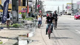 Sem opções, ciclistas se arriscam no meio de carros e ônibus para conseguir trafegar pela avenida