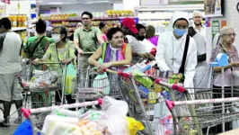 Dias que antecedem o Natal registram movimento intenso em supermercados.