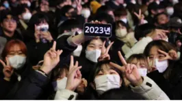 Pessoas celebram a chegada do ano novo em Seul, na Coreia do Sul