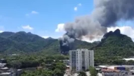 Fumaça pode ser avistada de longe