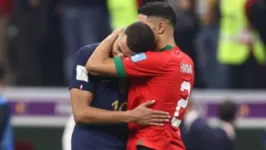 o abraço de Mbappé, do time europeu, e Hakimi, da seleção africana