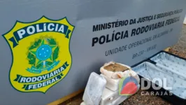 A Polícia Rodoviária Federal interceptou uma mala com aproximadamente 16 quilos de maconha