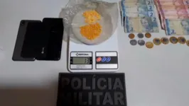 Ao ser abordado pelos policiais, o jovem confessou que era traficante, que a droga seria vendida para usuários da cidade