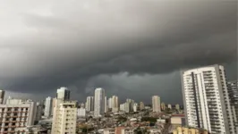 A previsão indica  muitas nuvens com pancadas de chuva e trovoadas isoladas.